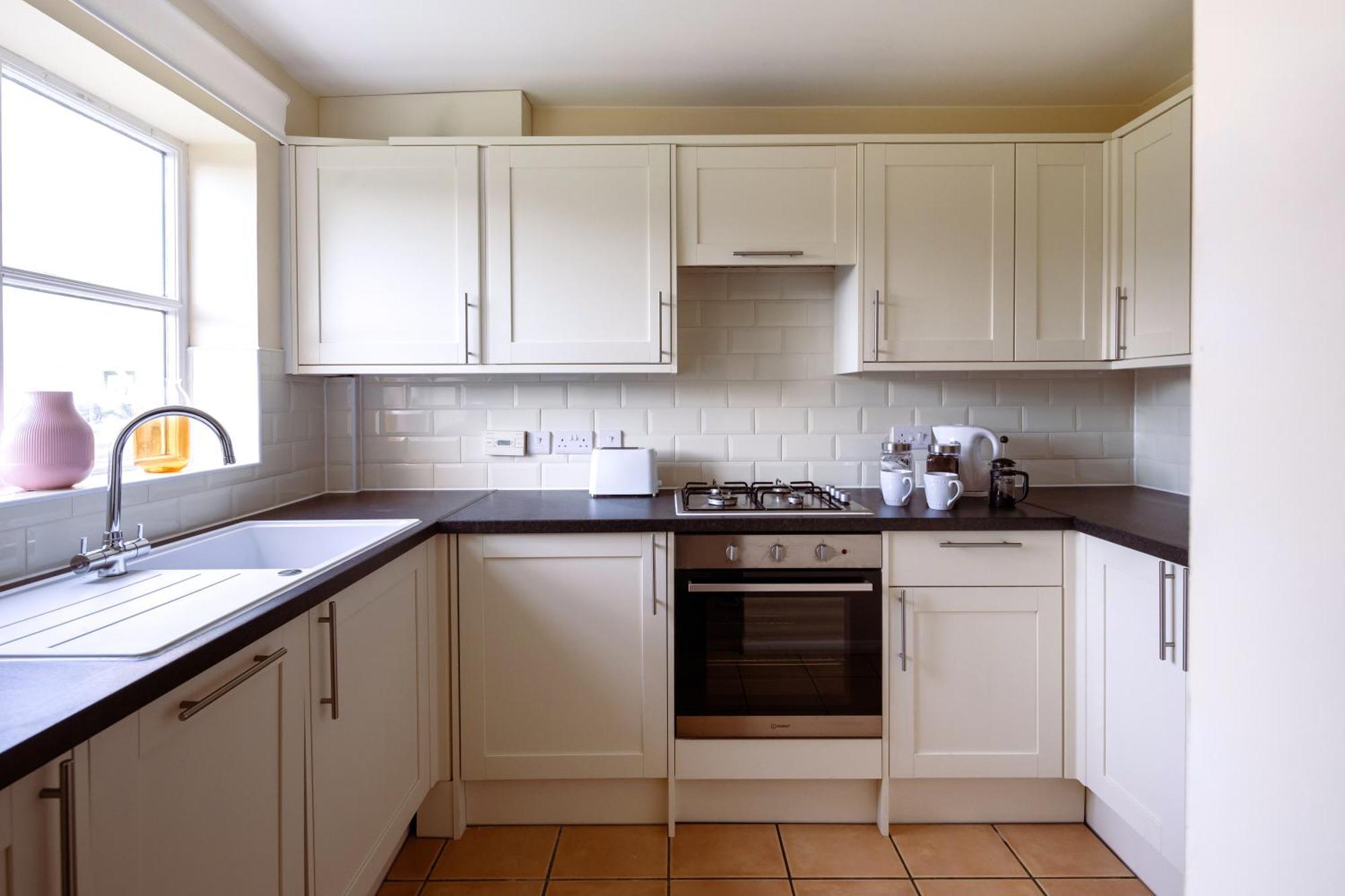 Вилла Guildford Townhouse With Parking Экстерьер фото
